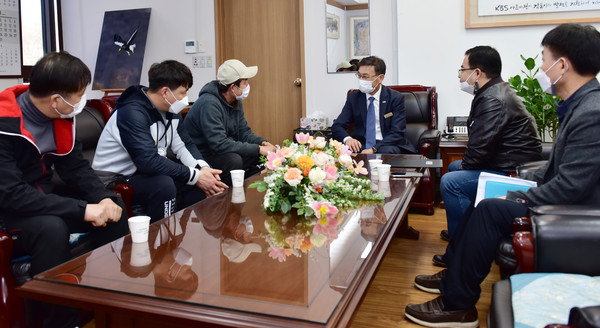 정하영 시장이 관계자들과 대화를 나누고 있다. / 포커스 김포