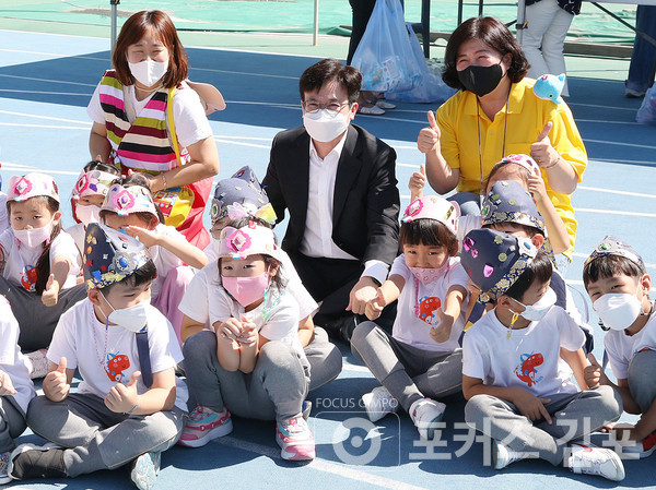 김병수 시장(가운데)이 어린이들과 기념사진을 촬영하고 있다. / 포커스김포