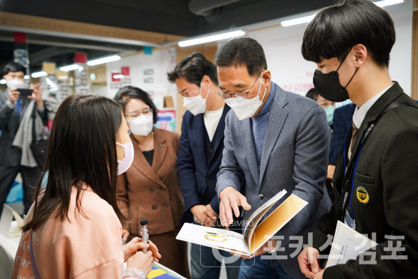 김주영 국회의원(오른쪽 두번째)이 학생들의 작품을 살펴보고 있다. / 포커스김포