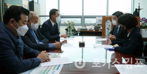 김주영 의원이 일산대교 관계자와 대화를 하고 있다.(김주영의원실제공) / 포커스 김포