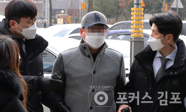 경비원을 폭행한 입주민 A씨(35)가 조사를 받기 위해 경찰에 출석하고 있다. / 포커스 김포
