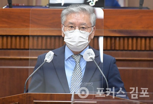 홍원길 의원이 시의회에서 발언을 하고 있다. (김포시의회제공) / 포커스 김포