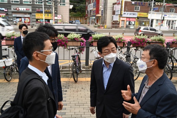 유승민 의원이 김포를 방문해 홍철호 전 의원과 대화를 나누고 있다. / 포커스김포 